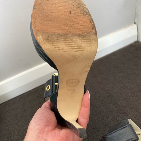 MICHAEL KORS BLACK LEATHER ANKLE STRAP GOLD CUFF BUCKLE PEEP TOE PUMPS- Size 5.5 - Picture 6 of 7